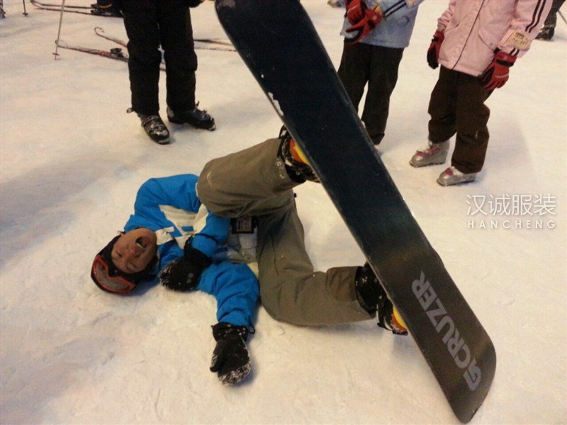 滑雪服專業定做,滑雪前別忘學點急救知識